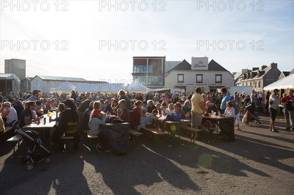 Défilé folklorique à Saint-Guénolé, Finistère Sud