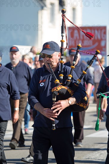 Défilé folklorique à Saint-Guénolé, Finistère Sud