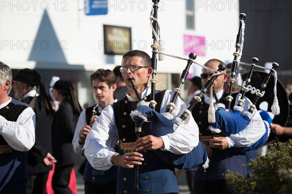 Défilé folklorique à Saint-Guénolé, Finistère Sud