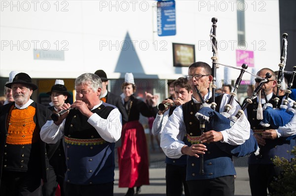 Défilé folklorique à Saint-Guénolé, Finistère Sud