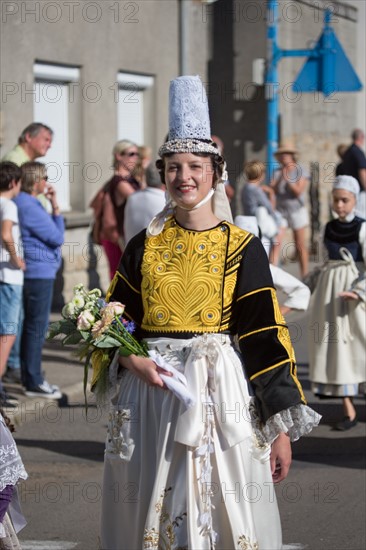 Défilé folklorique à Saint-Guénolé, Finistère Sud