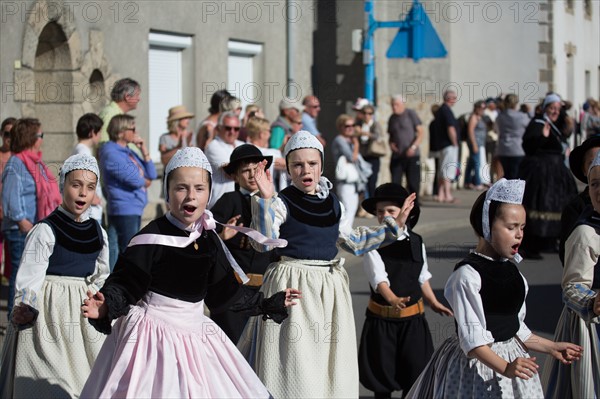 Défilé folklorique à Saint-Guénolé, Finistère Sud