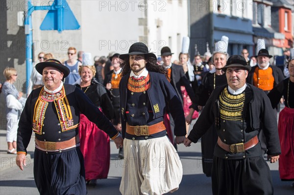 Défilé folklorique à Saint-Guénolé, Finistère Sud