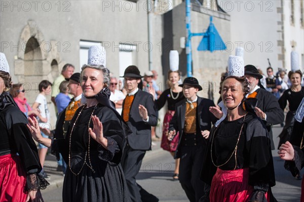 Défilé folklorique à Saint-Guénolé, Finistère Sud