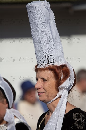 Défilé folklorique à Saint-Guénolé, Finistère Sud