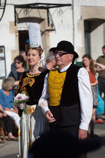 Défilé folklorique à Saint-Guénolé, Finistère Sud