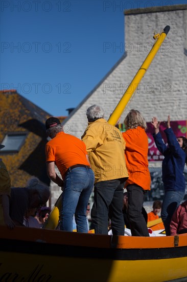 Défilé folklorique à Saint-Guénolé, Finistère Sud