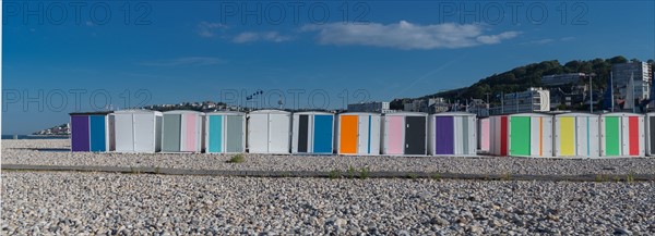 Le Havre, cabines aux portes de colorées, œuvre de Karel Mertens