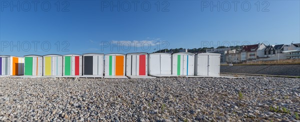 Le Havre, cabines aux portes de colorées, œuvre de Karel Mertens