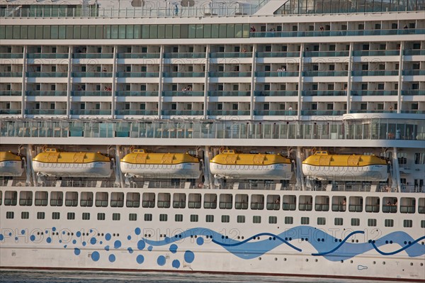 Paquebot de croisière AIDA dans le port du Havre