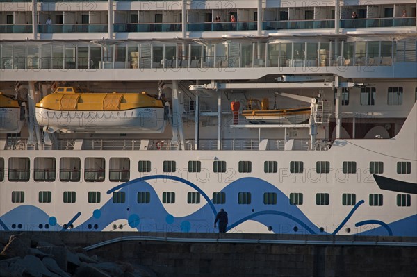 Paquebot de croisière AIDA dans le port du Havre