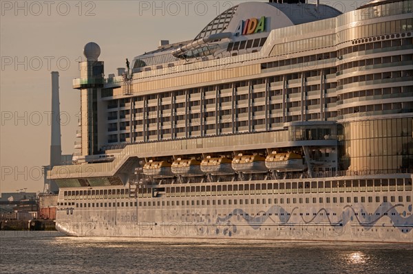 Paquebot de croisière AIDA dans le port du Havre