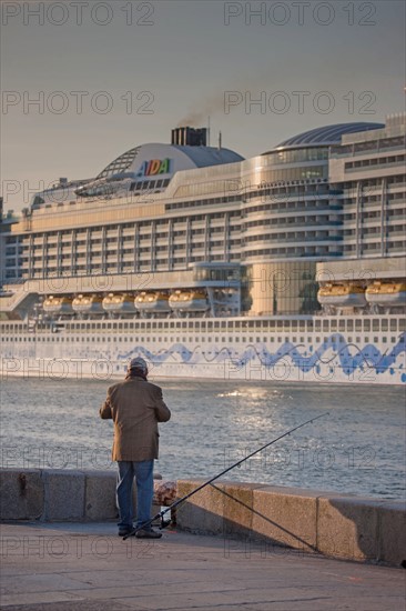 Paquebot de croisière AIDA dans le port du Havre