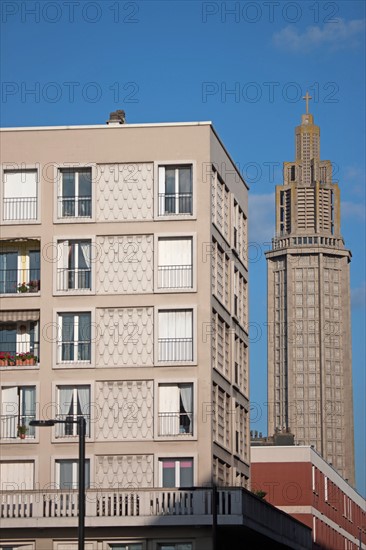Le Havre, immeuble et clocher de l'église Saint-Joseph