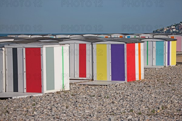 Le Havre, cabines aux portes de colorées, œuvre de Karel Mertens