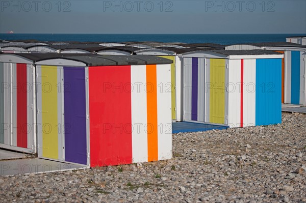 Le Havre, cabines aux portes de colorées, œuvre de Karel Mertens