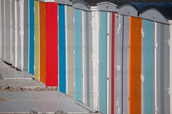 Le Havre, cabines aux portes de colorées, œuvre de Karel Mertens