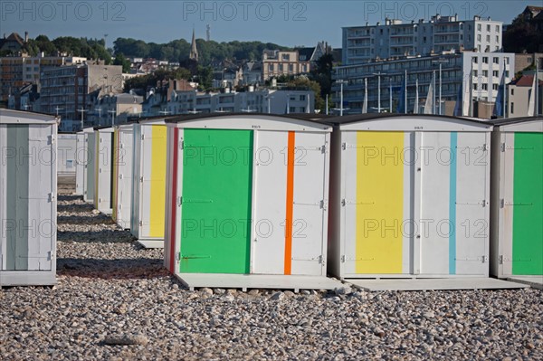 Le Havre, cabines aux portes de colorées, œuvre de Karel Mertens