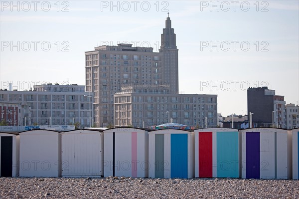 Le Havre, cabines aux portes de colorées, œuvre de Karel Mertens