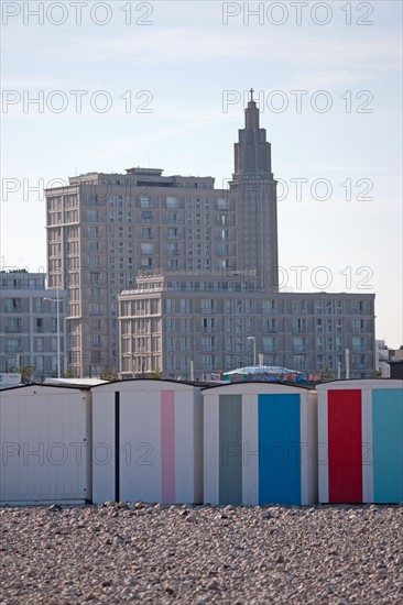 Le Havre, cabines aux portes de colorées, œuvre de Karel Mertens