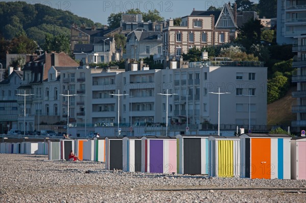 Le Havre, cabines aux portes de colorées, œuvre de Karel Mertens