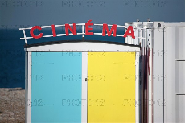 Le Havre, cabines aux portes de colorées, œuvre de Karel Mertens