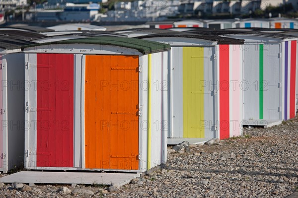 Le Havre, cabines aux portes de colorées, œuvre de Karel Mertens