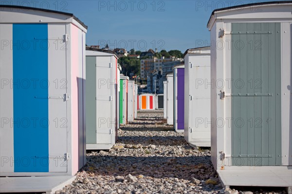 Le Havre, cabines aux portes de colorées, œuvre de Karel Mertens