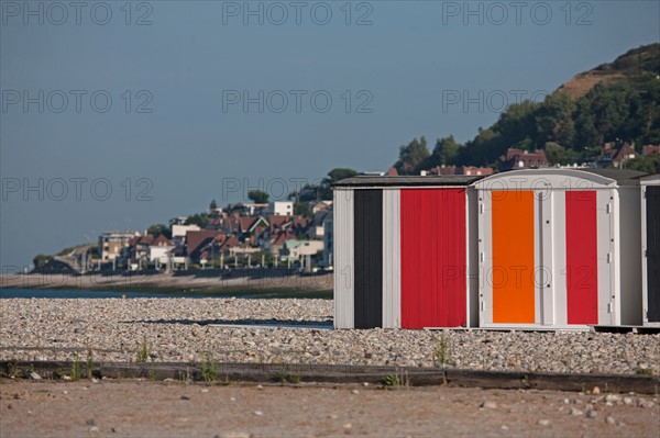 Le Havre, cabines aux portes de colorées, œuvre de Karel Mertens