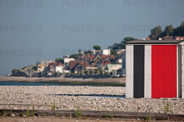 Le Havre, cabines aux portes de colorées, œuvre de Karel Mertens