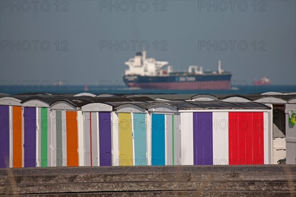 Le Havre, cabines aux portes de colorées, œuvre de Karel Mertens