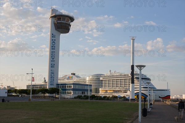 Paquebot de croisière AIDA dans le port du Havre