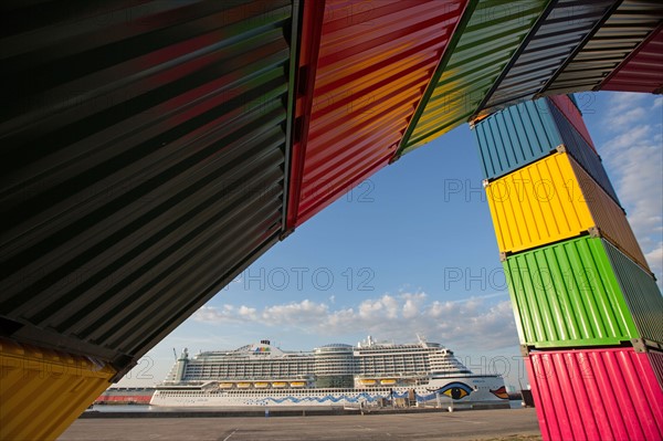 Le Havre, Catène de containers, œuvre de Vincent Ganivet