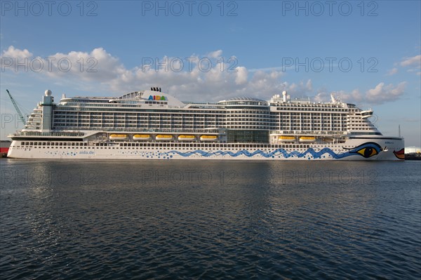 Paquebot de croisière AIDA dans le port du Havre