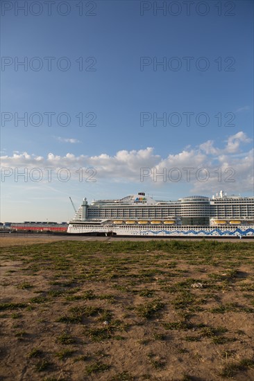 Paquebot de croisière AIDA dans le port du Havre