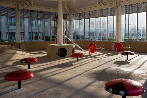 Le Havre, Place de l'Hôtel de Ville, jeux d'enfants installés sous un préau