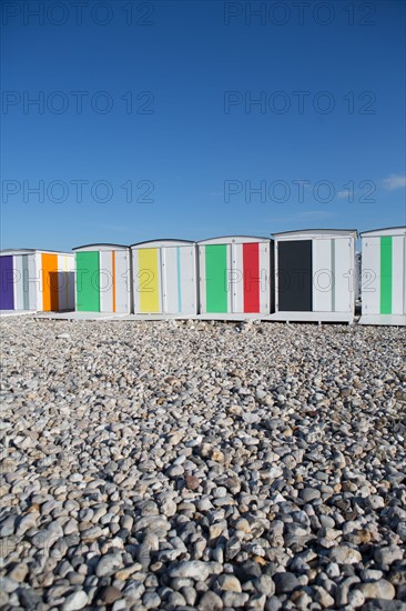 Le Havre, cabines aux portes de colorées, œuvre de Karel Mertens