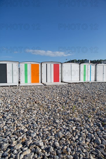 Le Havre, cabines aux portes de colorées, œuvre de Karel Mertens