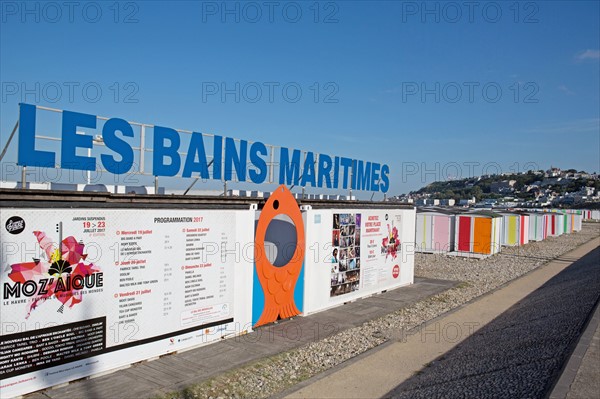 Le Havre, cabines aux portes de colorées, œuvre de Karel Mertens