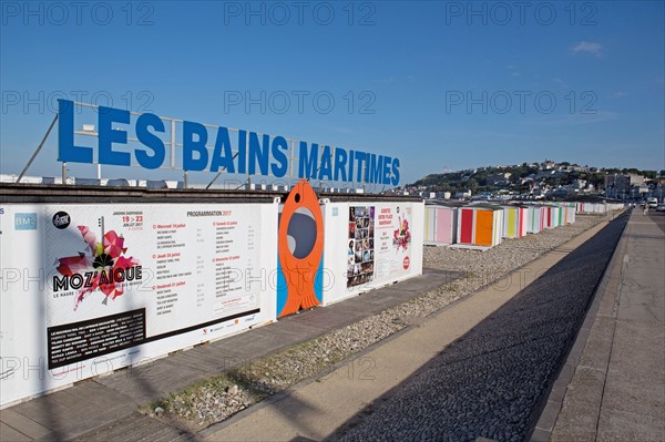 Le Havre, cabines aux portes de colorées, œuvre de Karel Mertens