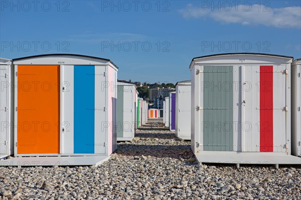 Le Havre, cabines aux portes de colorées, œuvre de Karel Mertens