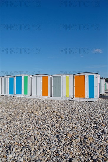 Le Havre, cabines aux portes de colorées, œuvre de Karel Mertens