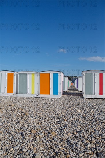 Le Havre, cabines aux portes de colorées, œuvre de Karel Mertens