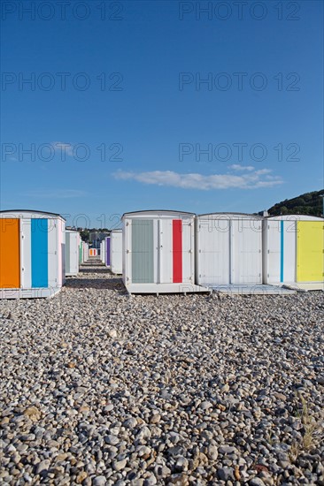 Le Havre, cabines aux portes de colorées, œuvre de Karel Mertens