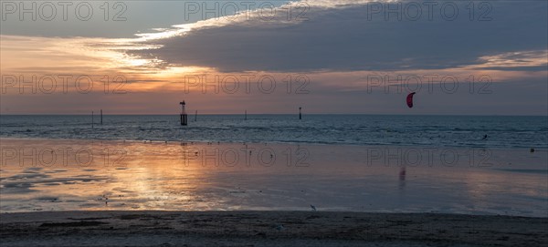 Trouville sur Mer, Kite surf au soleil couchant