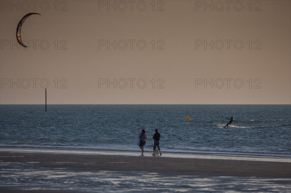 Trouville sur Mer, Kite surf au soleil couchant