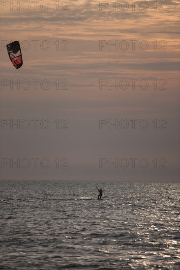 Trouville sur Mer, Kite surf au soleil couchant