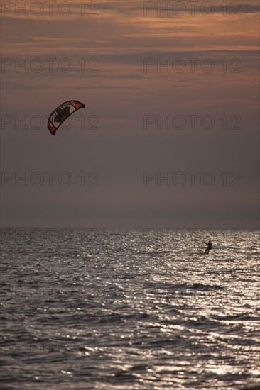 Trouville sur Mer, Kite surf au soleil couchant