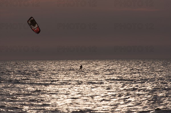 Trouville sur Mer, Kite surf au soleil couchant