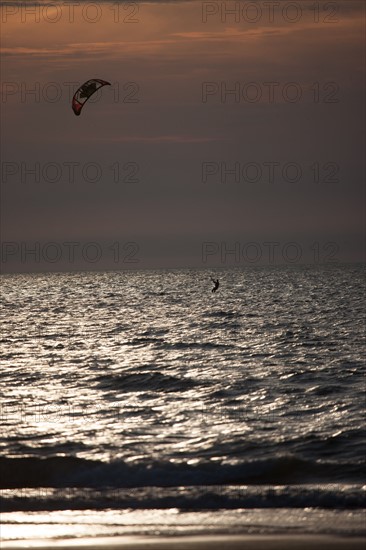 Trouville sur Mer, Kite surf au soleil couchant